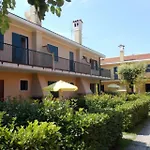 Vila Tastefully Furnished Flat With Pool And Playground